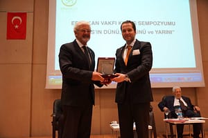 Ata Atun, Vakıf Başkanı Fatih Erbakan'dan Plaket alırken