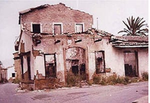 Küçük Kaymaklı'da Yakılıp yıkılmış bir ev